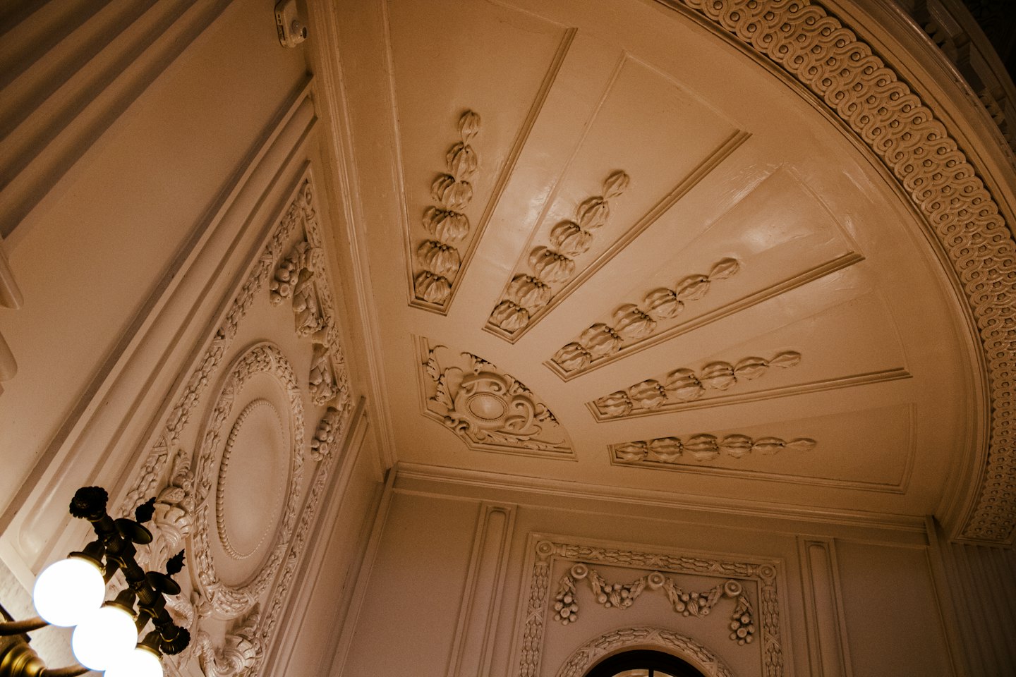 Soffitto decorato con stucchi e modanature ornamentali.